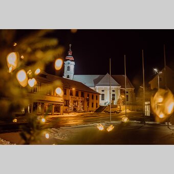 Pinggauer Pfarre im Winter am Abend | © Oststeiermark Tourismus | Florian Luckerbauer