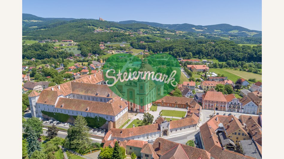 Luftaufnahme von der Pfarrkirche in Pöllau | ©  Oststeiermark Tourismus | Helmut Schweighofer