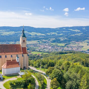 Luftaufnahme der Wallfahrtskirche  über Pöllauberg | © TV Oststeiermark | Helmut Schweighofer