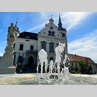 Rathaus mit Brunnen in Gleisdorf | ©  Oststeiermark Tourismus | Christoph Stark