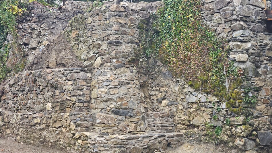Steinmauer der Ruine Waxenegg nach den Umbauten | © Oststeiermark Tourismus | Erich Brandl