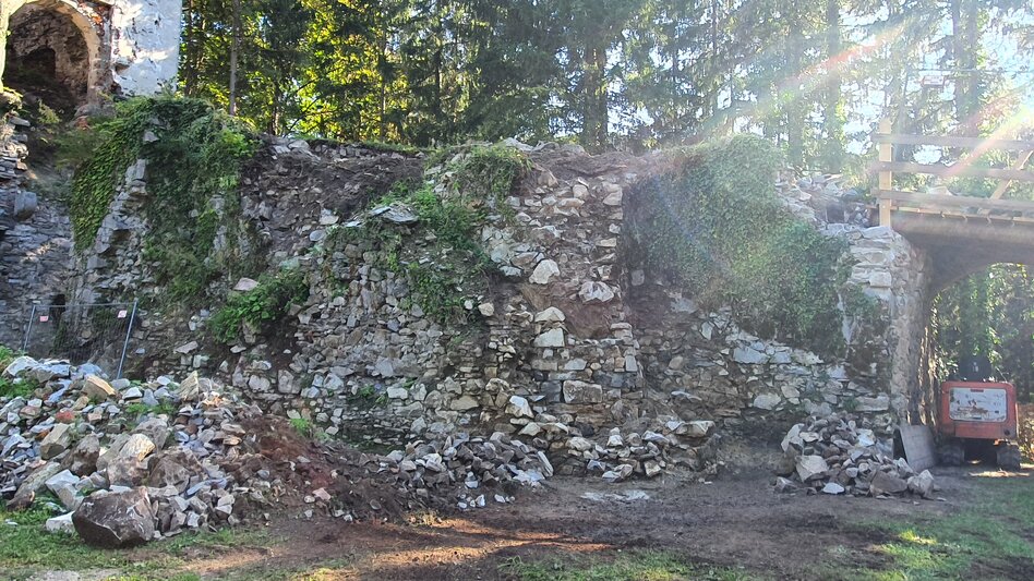 Steinmauer der Ruine Waxenegg vor den Umbauten | © Oststeiermark Tourismus | Erich Brandl