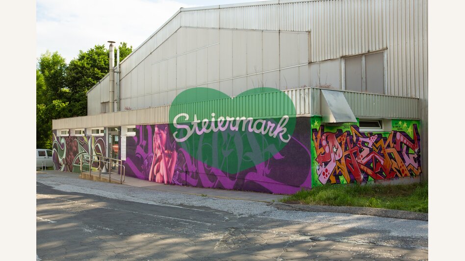 Spraykunstwerk von Phekt, Yanoe und Zoueh bei der Tennishalle in Hartberg | ©  Oststeiermark Tourismus | Christian Fischer