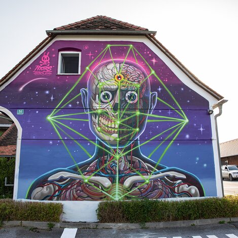 Spraykunstwerk von Nychos in der Josef-Hallamayr-Straße 36 in Hartberg | © Oststeiermark Tourismus | Rabbit Eye Movement