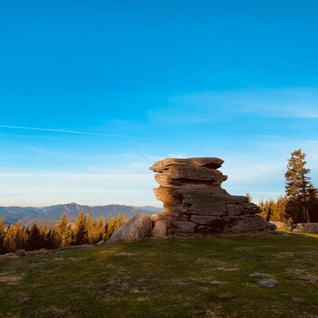 Power place Teufelstein in autumn in the Fischbach Alps | ©  Oststeiermark Tourismus | Viktoria Köberl
