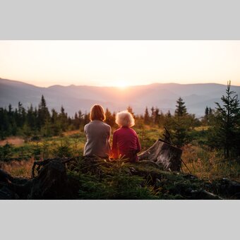 Kinder beobachten den Sonnenaufgang am Teufelstein | studio draussen | © Oststeiermark Tourismus, cmvisuals