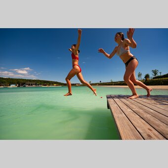 Sprung in den Badesee Greinbach | ©  Oststeiermark Tourismus | Bernhard Bergmann