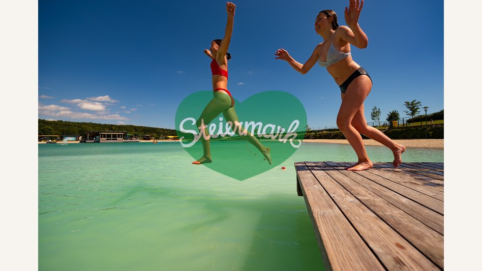 Sprung in den Badesee Greinbach | ©  Oststeiermark Tourismus | Bernhard Bergmann