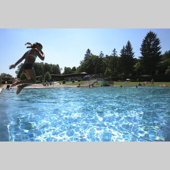 Sprung ins Wasser im Freibad St. Johann in der Haide | ©  Oststeiermark Tourismus | Bernhard Bergmann