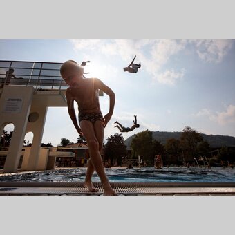 Springturm und Kinder im Freibad von Weiz | ©  Oststeiermark Tourismus | Bernhard Bergmann