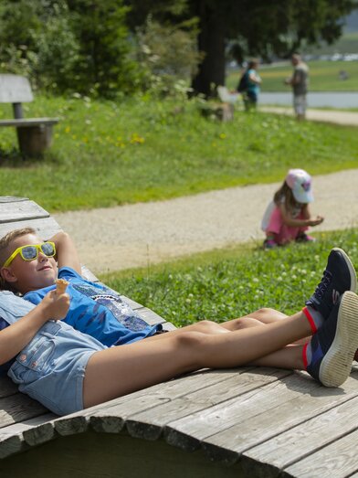 Children on the sun lounger at the Teichalm lake | ©  Oststeiermark Tourismus | Rene Strasser | © Oststeiermark Tourismus, Rene Strasser