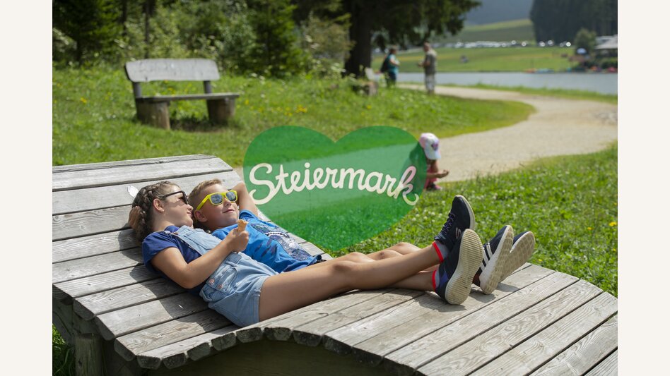 Kinder auf der Sonnenliege am Teichalmsee | Rene Strasser | © Oststeiermark Tourismus, Rene Strasser