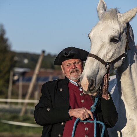 Castle coachman Rudi Almer in Schielleiten | © TV Oststeiermark | Rene Strasser | © Oststeiermark Tourismus, Rene Strasser