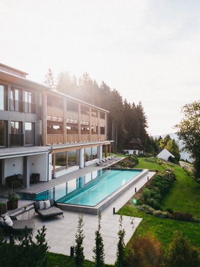 Naturhotel Bauernhofer mit Infinitypool | © Naturhotel Bauernhofer | Heldentheater