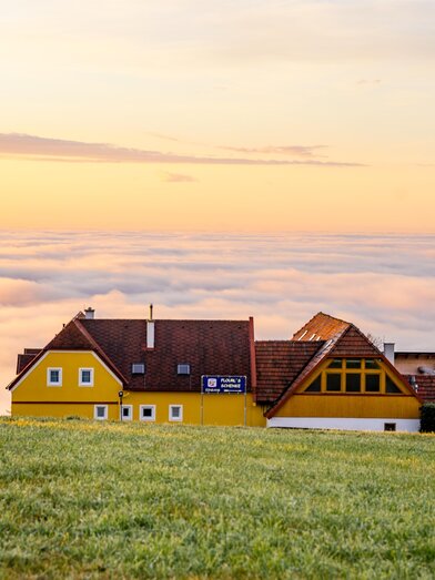 Exterior view of Flourl's Schenke above the fog | © Oststeiermark Tourismus | flotoanker