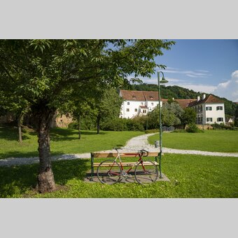 Rastplatz beim Radfahren im Schlosspark | ©  Oststeiermark Tourismus | Bernhard Bergmann