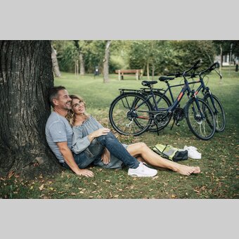 Pärchen genießt Pause vom Radfahren im Park | Bernhard Bergmann | © Oststeiermark Tourismus, Bernhard Bergmann