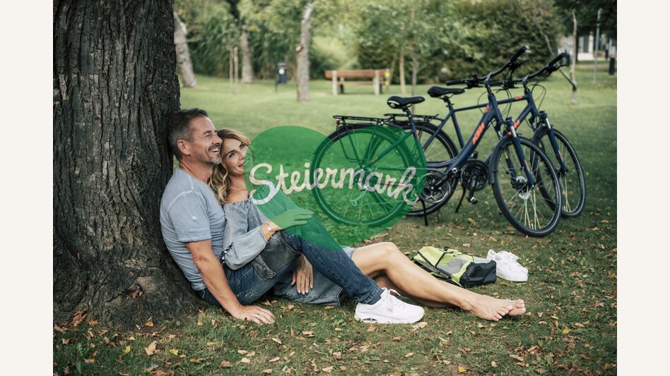 Pärchen genießt Pause vom Radfahren im Park | Bernhard Bergmann | © Oststeiermark Tourismus, Bernhard Bergmann