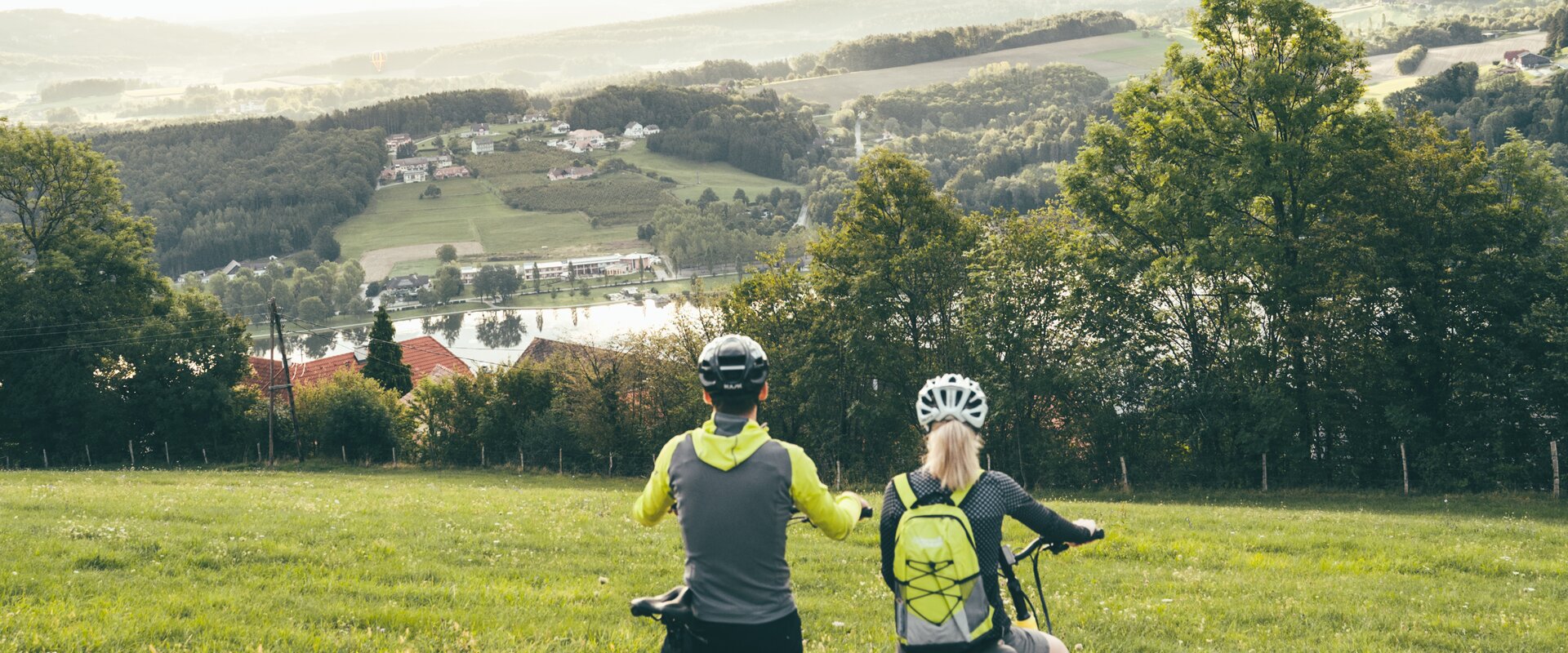 Radfahrer blicken auf den Stubenbergsee in der Oststeiermark | ©  Oststeiermark Tourismus | cmvisuals | © Oststeiermark Tourismus, cmvisuals
