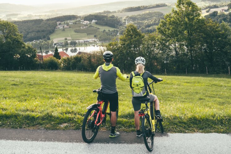 Radfahren mit Blick auf den Stubenbergsee | © Oststeiermark Tourismus, cmvisuals
