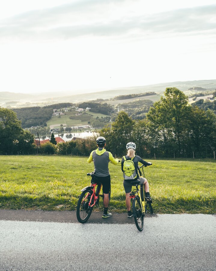 Radfahren mit Blick auf den Stubenbergsee | © Oststeiermark Tourismus, cmvisuals