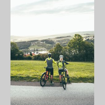 Radfahrer blicken auf den Stubenbergsee in der Oststeiermark | cmvisuals | © Oststeiermark Tourismus, cmvisuals