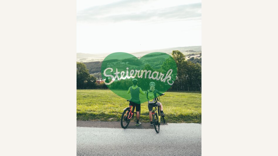 Radfahrer blicken auf den Stubenbergsee in der Oststeiermark | cmvisuals | © Oststeiermark Tourismus, cmvisuals
