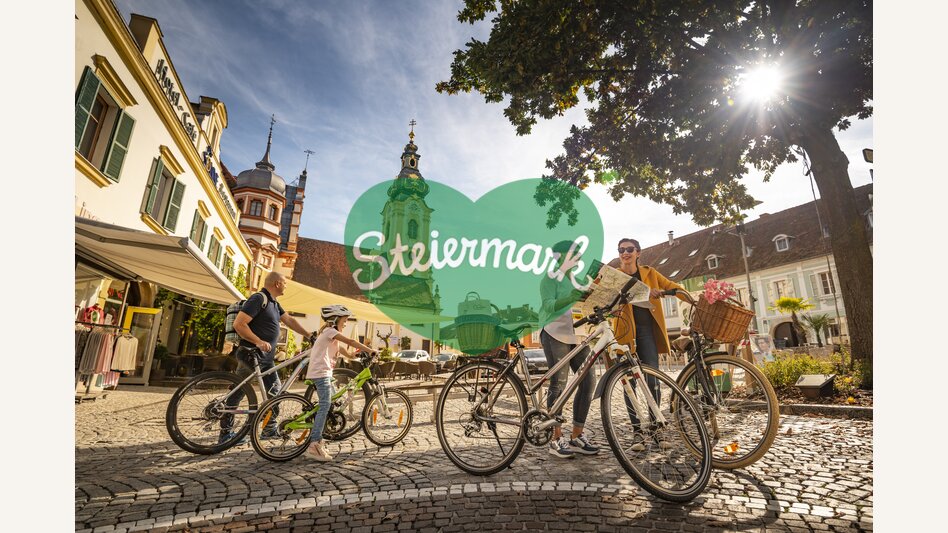 Radfahren am Hauptplatz Hartberg | © Oststeiermark Tourismus |  Bernhard Bergmann