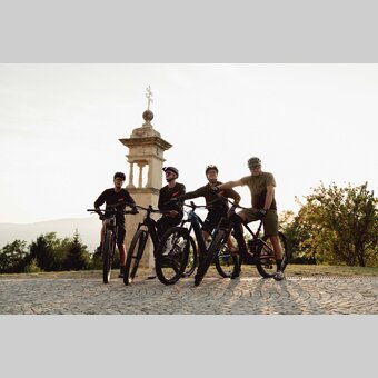 Radfahrgruppe bei der Pöllauberg Kirche | © Oststeiermark Tourismus | HARTJE KG