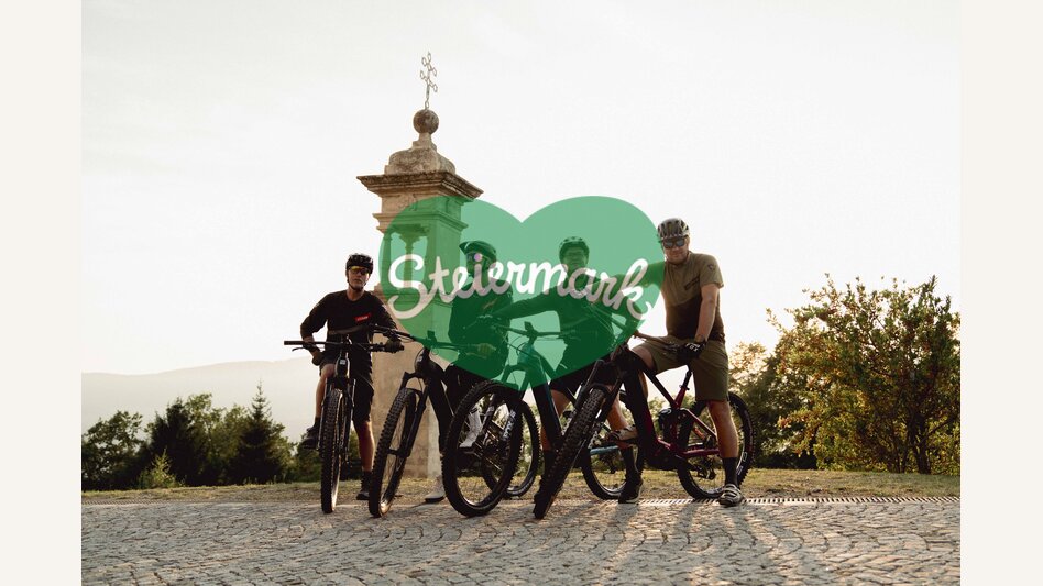 Radfahrgruppe bei der Pöllauberg Kirche | © Oststeiermark Tourismus | HARTJE KG