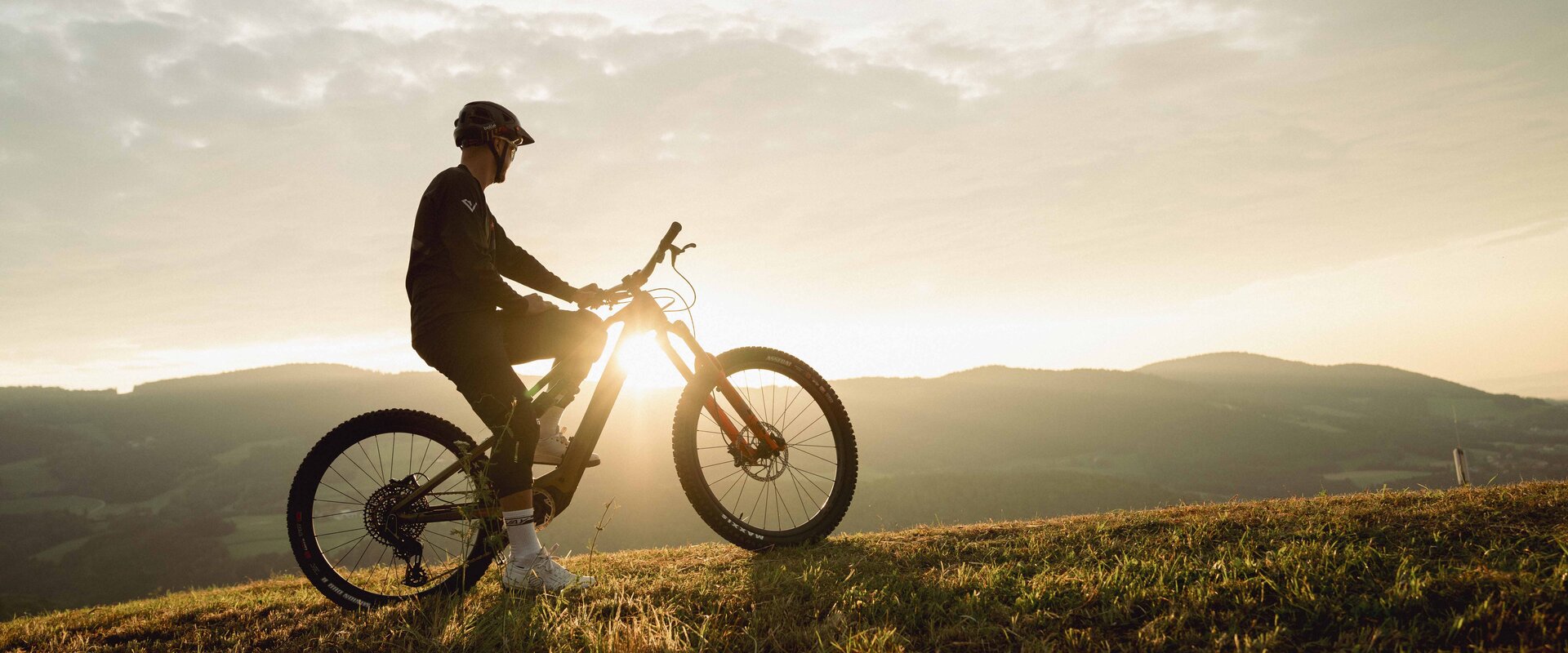Cyclists on the Pöllauberg at sunrise | © Oststeiermark Tourismus