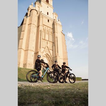 Radfahrgruppe bei der Pöllauberg Kirche | © Oststeiermark Tourismus | HARTJE KG