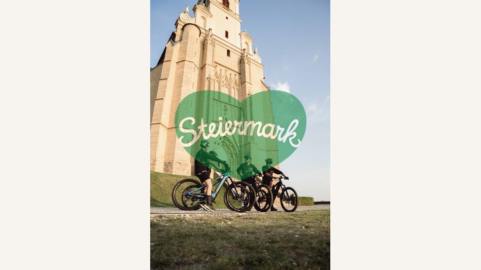Radfahrgruppe bei der Pöllauberg Kirche | © Oststeiermark Tourismus | HARTJE KG