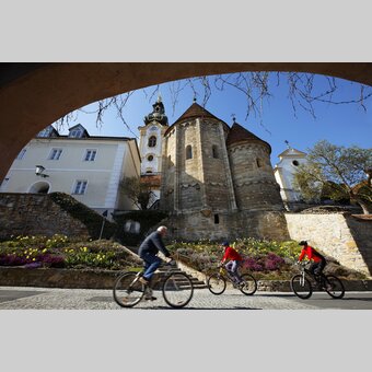 Radfahren bei der Stadtpfarrkirche und Karner | © Oststeiermark Tourismus |  Bernhard Bergmann