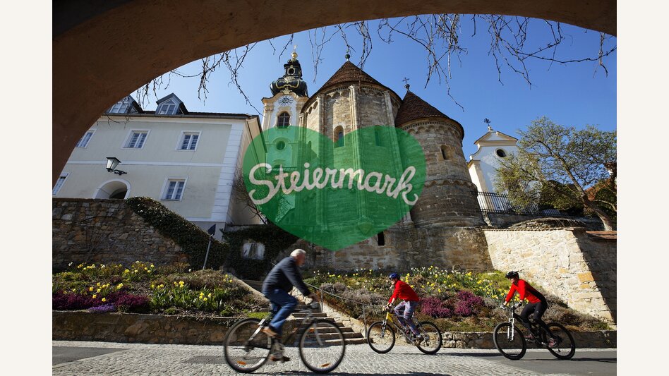 Radfahren bei der Stadtpfarrkirche und Karner | © Oststeiermark Tourismus |  Bernhard Bergmann