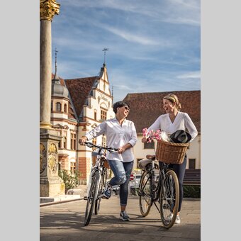 Radfahren am Hauptplatz Hartberg | © Oststeiermark Tourismus |  Bernhard Bergmann
