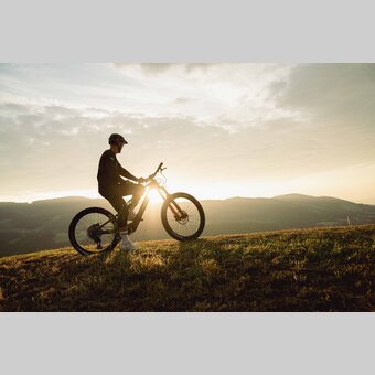 Radfahrer am Pöllauberg im Sonnenaufgang | © Oststeiermark Tourismus | HARTJE KG