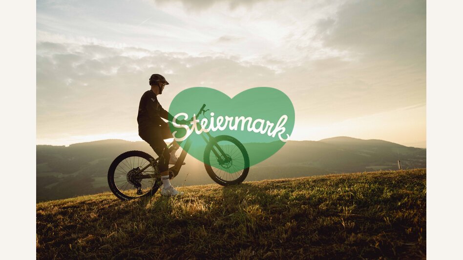 Radfahrer am Pöllauberg im Sonnenaufgang | © Oststeiermark Tourismus | HARTJE KG