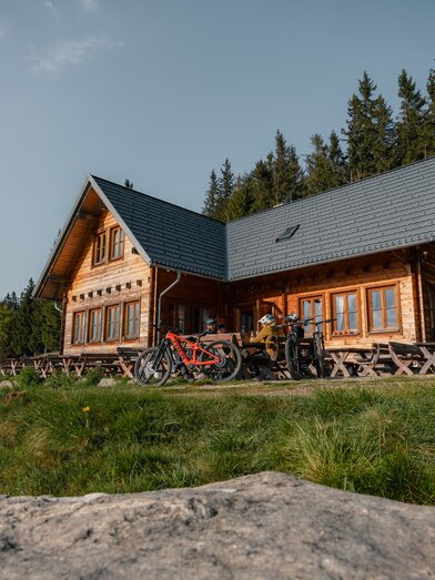 Rest area at the Styrian Wexl Trails | © Wexl Trails | Roastmedia