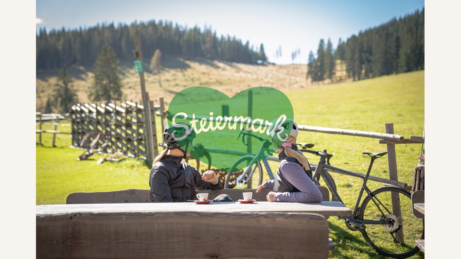 Kaffeepause während der Rennradtour bei der Holdahütte im Almenland | © Oststeiermark Tourismus | Jaden Gynes