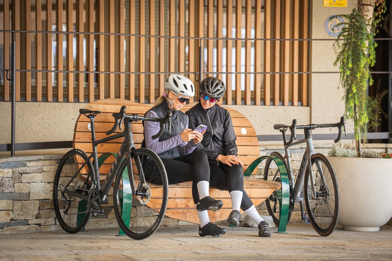 Racing cyclists at the bench in front of Hotel Pierer in Almenland | ©  Oststeiermark Tourismus | Jaden Gynes