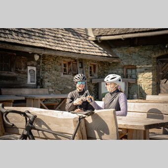 Pause bei der Rennradtour im Almenland in der Oststeiermark | ©  Oststeiermark Tourismus | Jaden Gynes