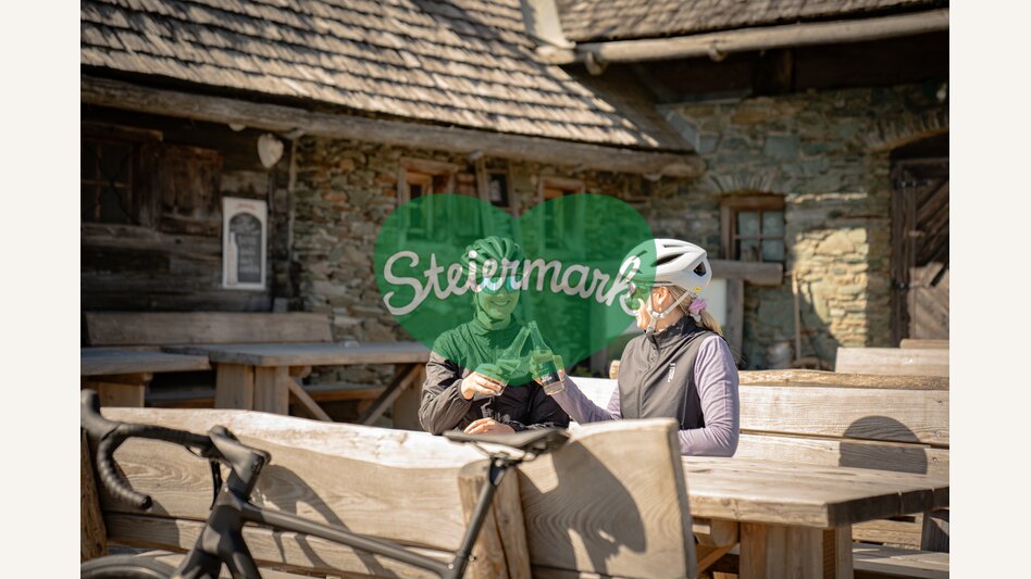 Pause bei der Rennradtour im Almenland in der Oststeiermark | ©  Oststeiermark Tourismus | Jaden Gynes