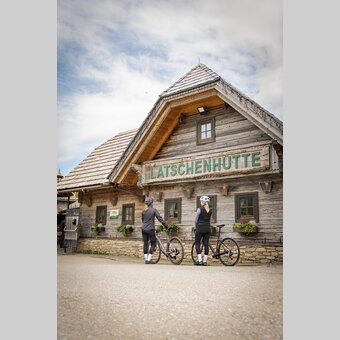 Ankunft bei der Latschenhütte im Almenland in der Oststeiermark | © Oststeiermark Tourismus | Jaden Gynes