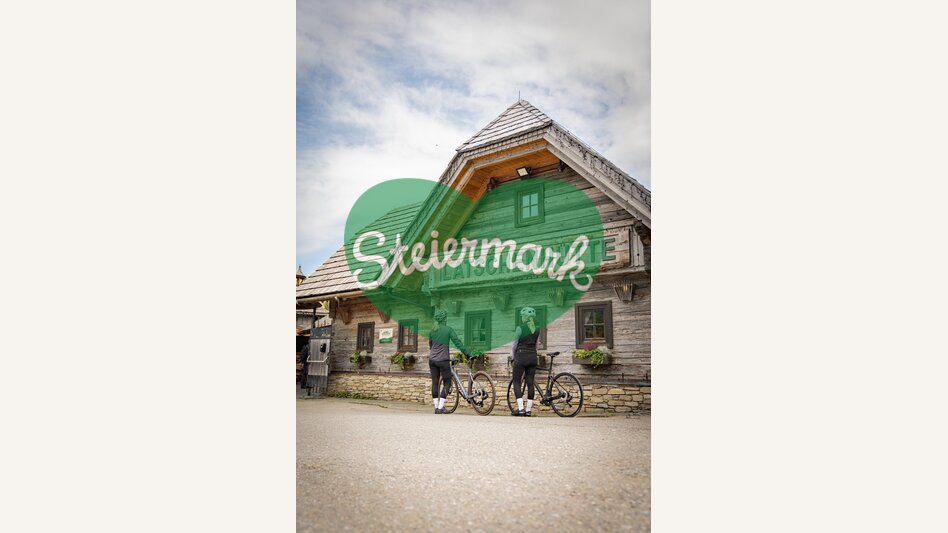 Ankunft bei der Latschenhütte im Almenland in der Oststeiermark | © Oststeiermark Tourismus | Jaden Gynes