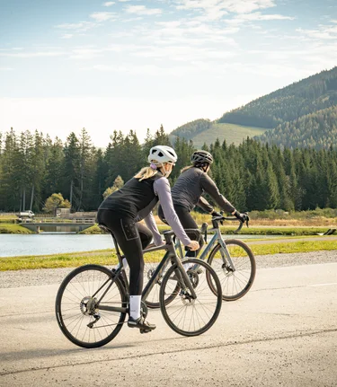 Road bike tour near the Teichalmsee lake in Almenland in Eastern Styria | © Oststeiermark Tourismus | Jaden Gynes