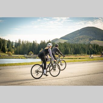 Rennradtour beim Teichalmsee im Almenland in der Oststeiermark | © Oststeiermark Tourismus | Jaden Gynes
