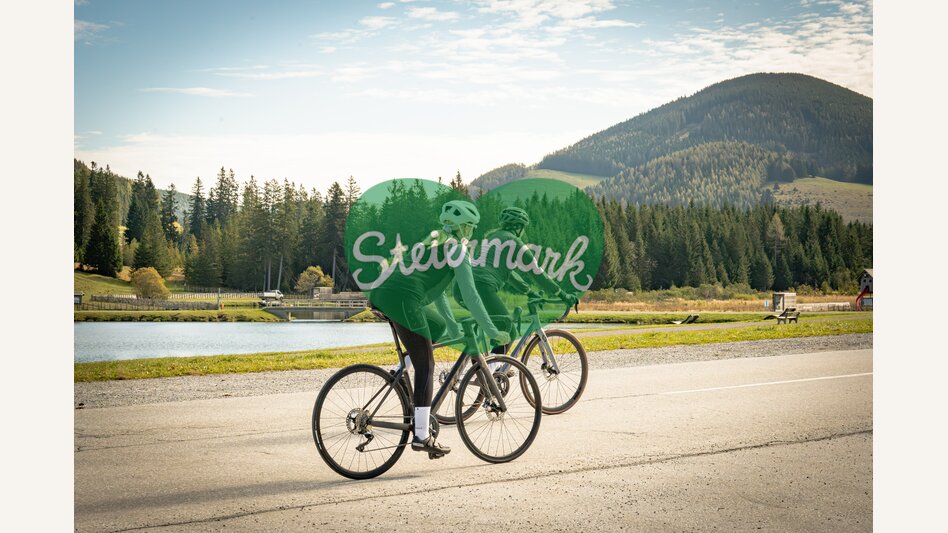 Rennradtour beim Teichalmsee im Almenland in der Oststeiermark | © Oststeiermark Tourismus | Jaden Gynes