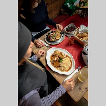 Stärkung nach der Rennradtour bei der Latschenhütte im Almenland in der Oststeiermark | ©  Oststeiermark Tourismus | Jaden Gynes