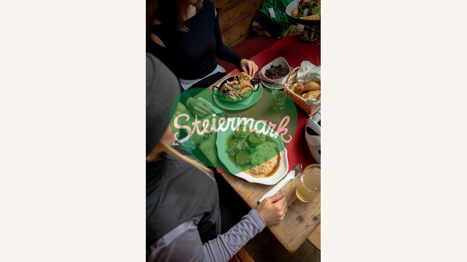 Stärkung nach der Rennradtour bei der Latschenhütte im Almenland in der Oststeiermark | ©  Oststeiermark Tourismus | Jaden Gynes